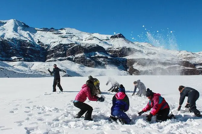 Turistas disfrutando de la nieve en Farellones tras traslado privado exclusivo en van desde hoteles en Santiago con En Punto Transfer.