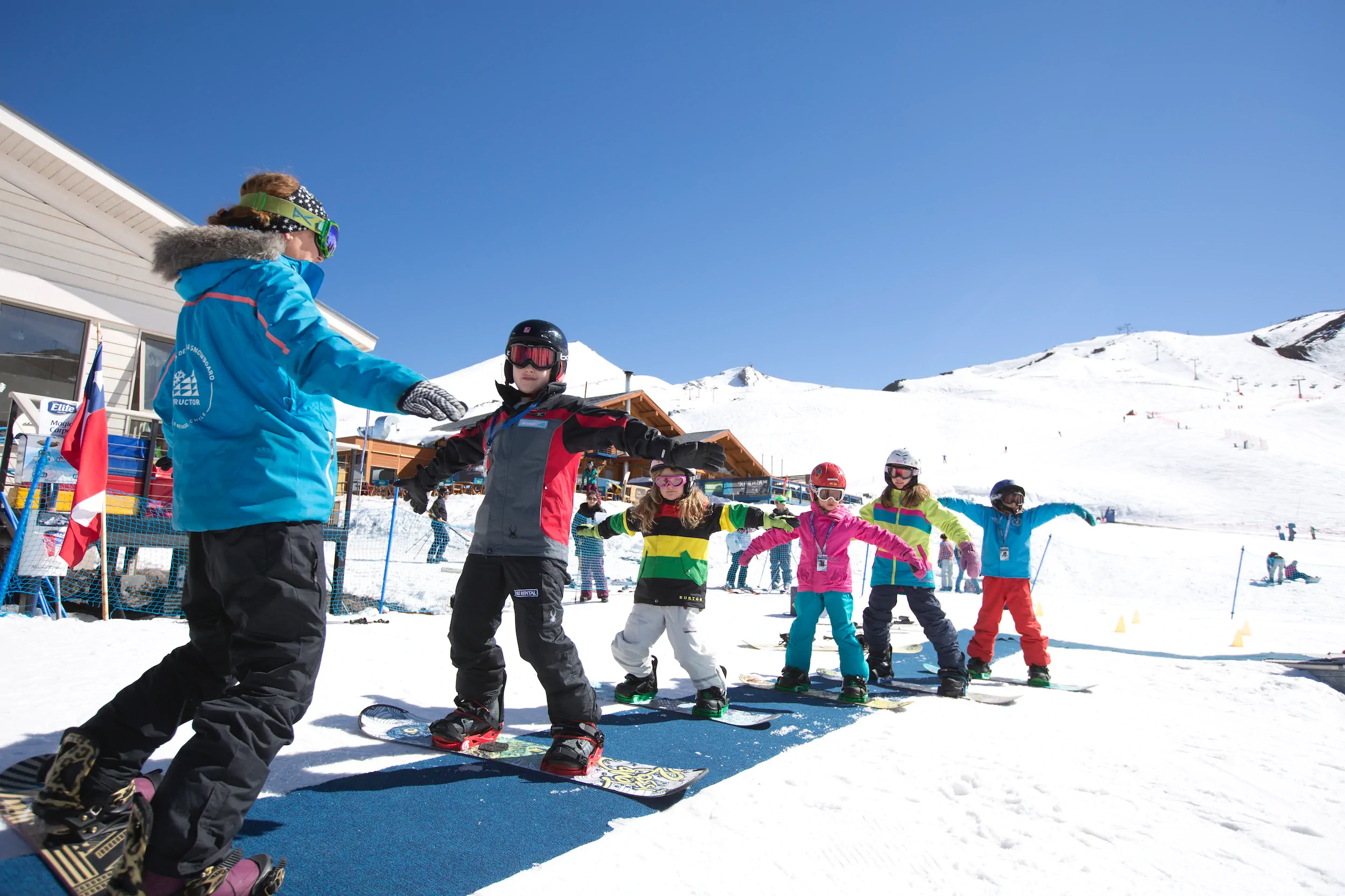 Esquiadores principiantes en Farellones equipados en la parada estratégica de rental de ski incluida en el servicio privado.