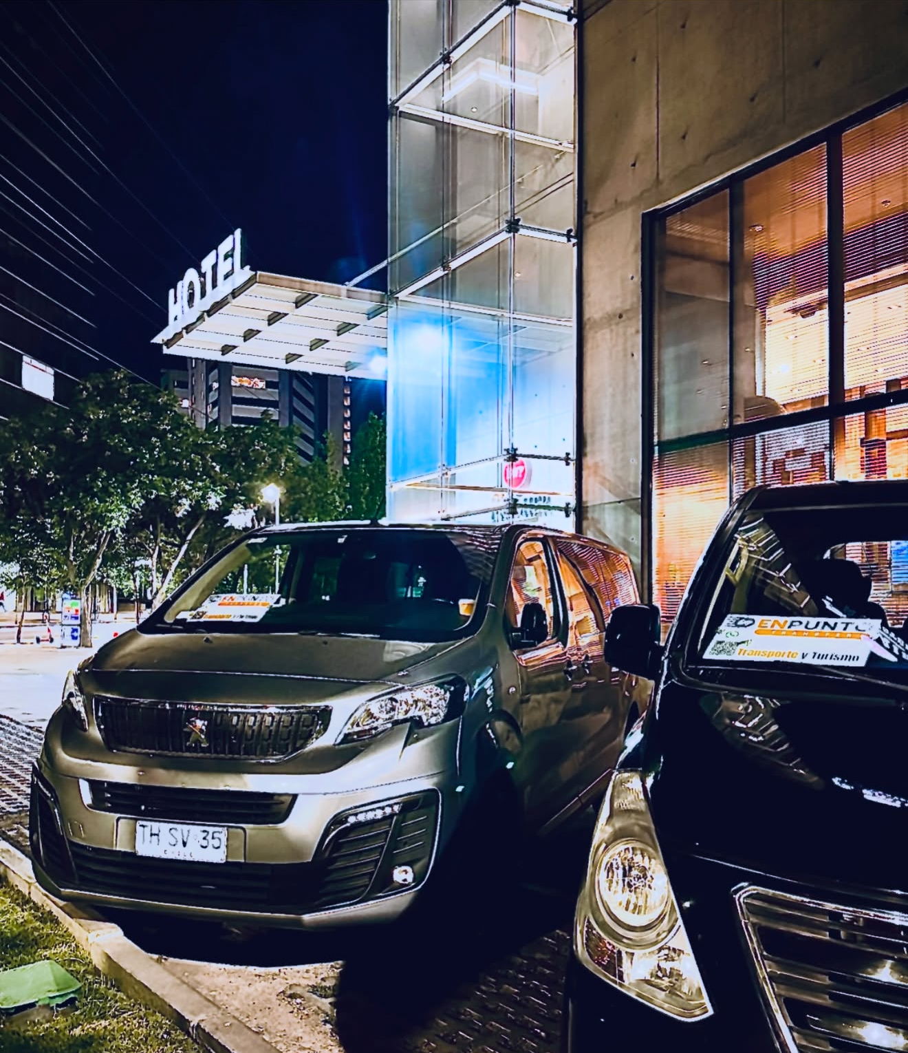 Van Hyundai H1 y peugeot traveller para traslados privados al Aeropuerto de Santiago