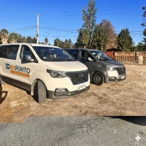 Van de transporte privado EnPuntoTransfer con amplio espacio para maletas y pasajeros.
