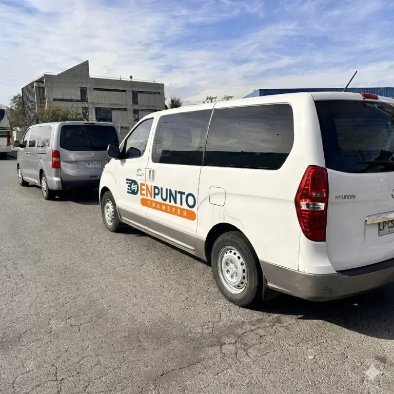 Flota de vans ejecutivas para transfer privado desde Chicureo y Piedra Roja al Aeropuerto de Santiago.