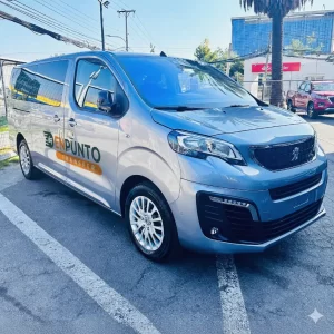 Van Peugeot Traveller de la empresa Punto Transfer lista para servicios de traslado privado al aeropuerto.